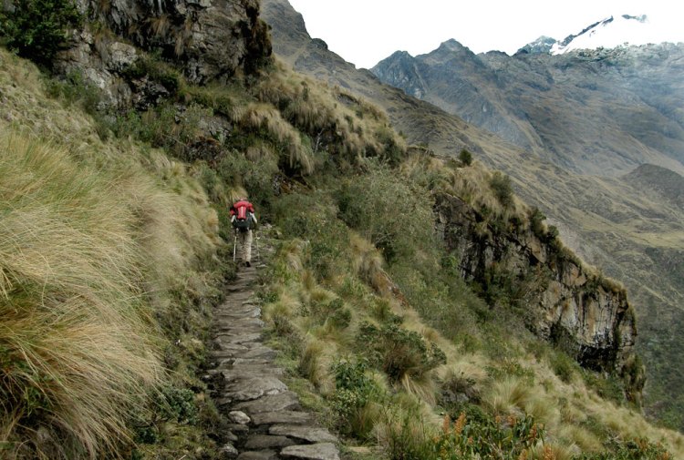 Seguimos subiendo por el camino marcado, la pendiente aqui se deja caminar y se nota una obra de ingenieria peatonal superior a los sectores del camino en el fondo de la quebrada