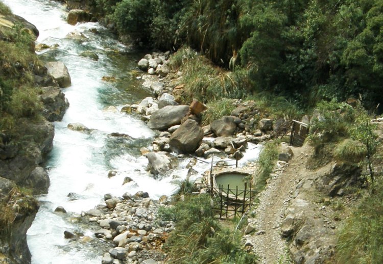 Los baños al lado del rio