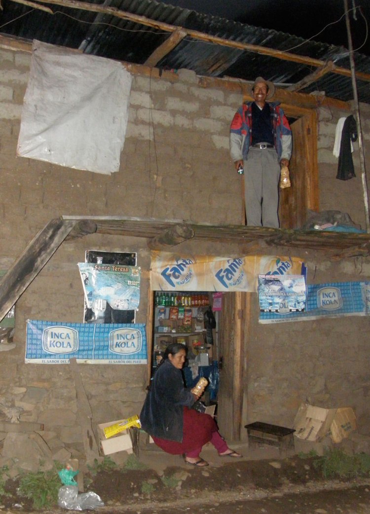 Bernardo y su esposa afuera de su tienda