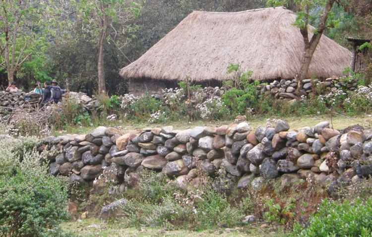 Tipica casa serrana; pirca y techo de paja, muy chévere