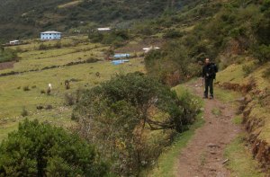 Totora a la vista, el edificio celeste es la posta médica
