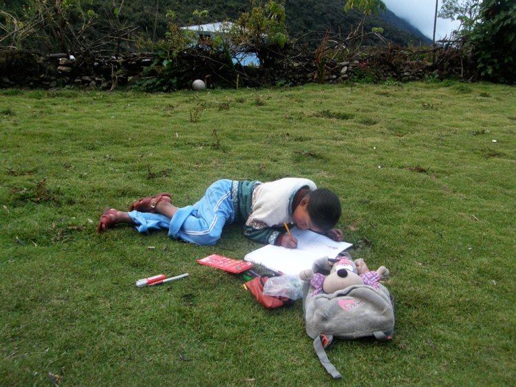 Melanie, la hijita de Bernardo, haciendo sus tareas