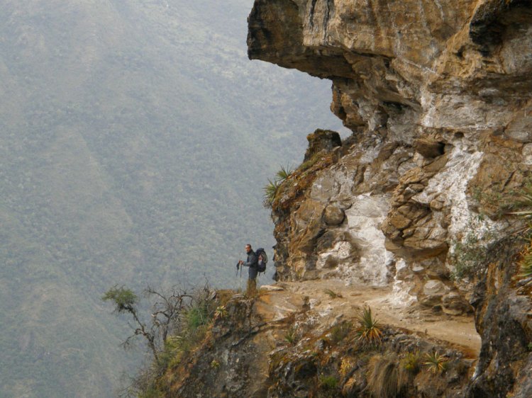 Una de las secciones más espectaculares. El camino cavado en la roca viva sobre el pueblo de Yanama.