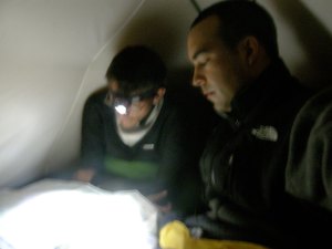 Revisando la carta y la ruta del dia siguiente. Veo la foto y me acuerdo de la ansiedad que senti al ver la subida que se venia.