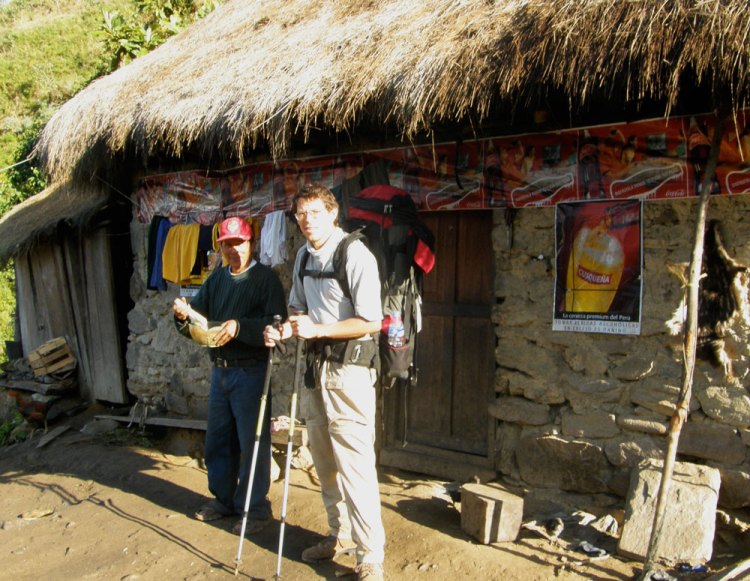 Con Rómulo, distribuidos de cerveza y gaseosas en medio de la cordillera